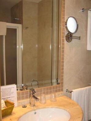 Bathroom sink - Hotel Puerta de Cazorla (Cazorla)