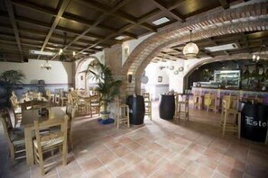 Breakfast, lunch and dinner served - Hotel Puerta de Cazorla (Cazorla)