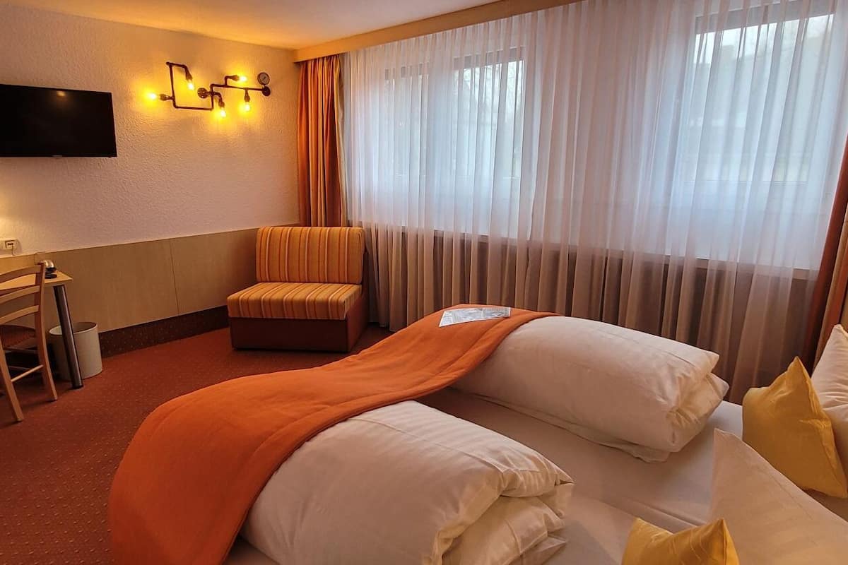 Triple Room | Desk, iron/ironing board, rollaway beds, free WiFi