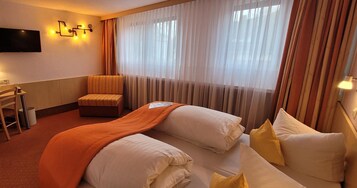 Dreibettzimmer | Schreibtisch, schallisolierte Zimmer, Bügeleisen/Bügelbrett