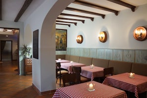 Breakfast and dinner served  - Hotel Restaurant Ruppert (Walluf)