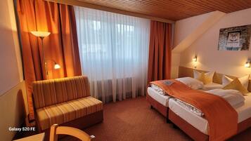 Schreibtisch, schallisolierte Zimmer, Bügeleisen/Bügelbrett