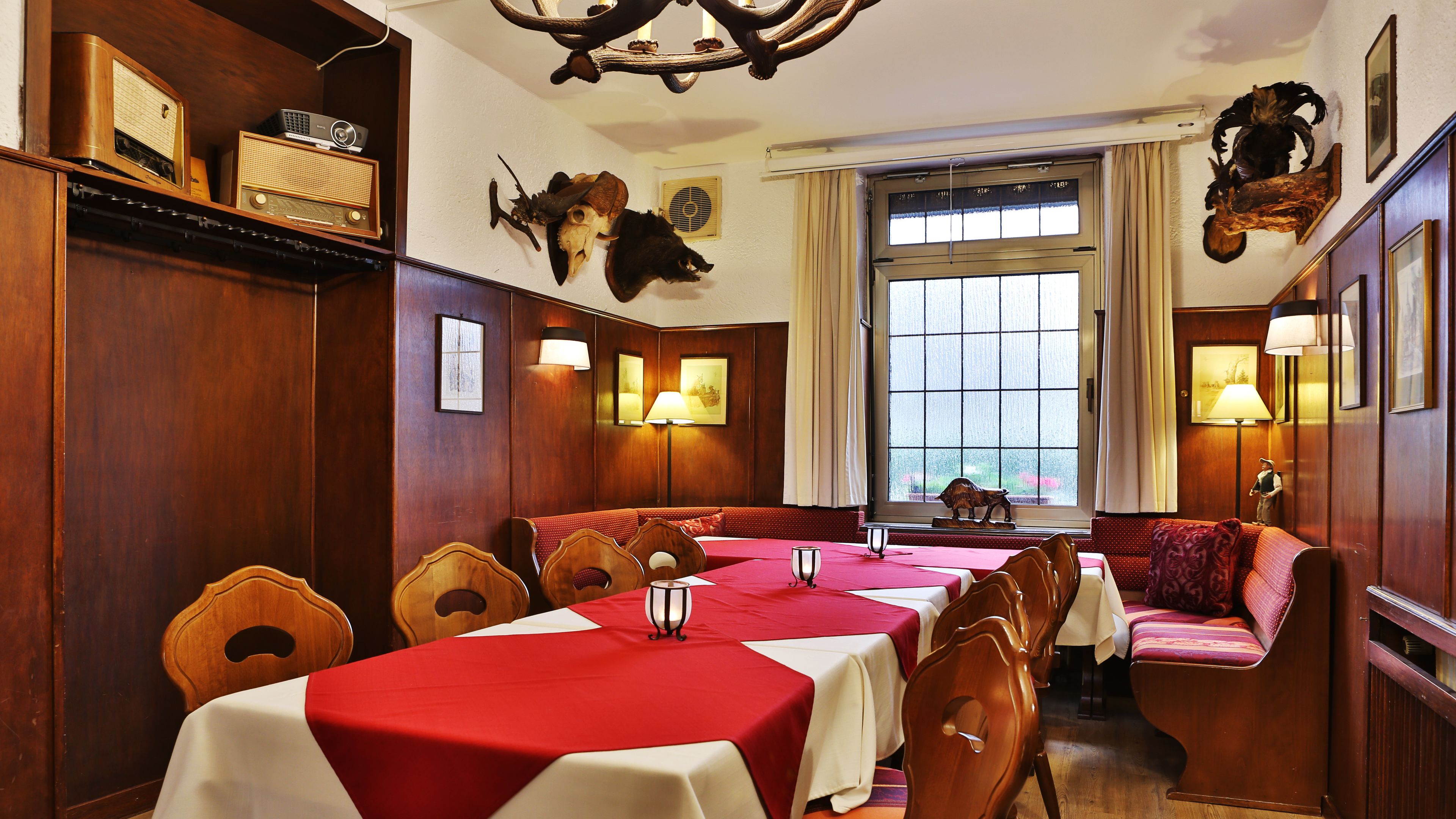 Petit déjeuner et dîner servis sur place, spécialités Cuisine régionale