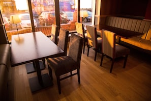 2 bars/lounges