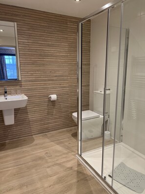 Beach House Triple Room | Bathroom | Shower, hair dryer, towels - Hotel Sheraton (Blackpool)