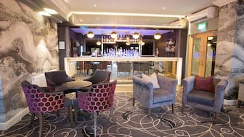2 bars/lounges