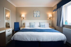 Quarto | Cofres nos quartos, escrivaninha, espaço de trabalho para notebook