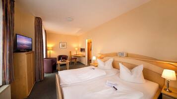 Comfort tweepersoonskamer | Een bureau, een laptopwerkplek, verduisterende gordijnen