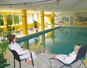 Innendørsbasseng, bassengparasoller og solsenger