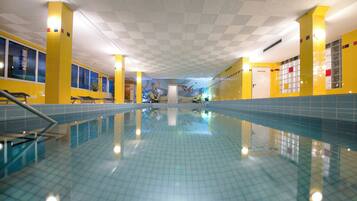 Piscina interna, guarda-sóis, espreguiçadeiras