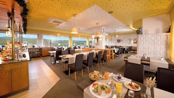 อาหารเช้าแบบบุฟเฟ่ต์ทุกวัน (EUR 21.90 ต่อคน)