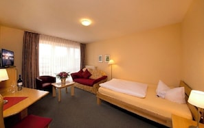 Desk, laptop workspace, blackout curtains, iron/ironing board - Hotel Heikenberg (Bad Lauterberg)