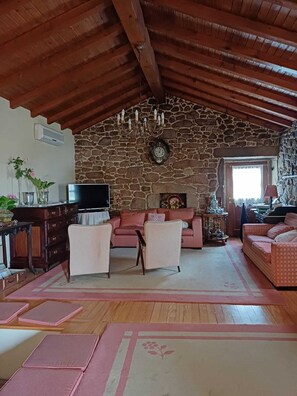 Télévision, baby-foot, livres