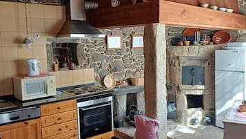 Casa de campo família, 3 quartos | Cozinha privada | Cafeteira/chaleira, chaleira elétrica, cadeirão de bebê