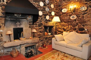 Signature Cottage, 2 Bedrooms | Living room | TV, table football, books