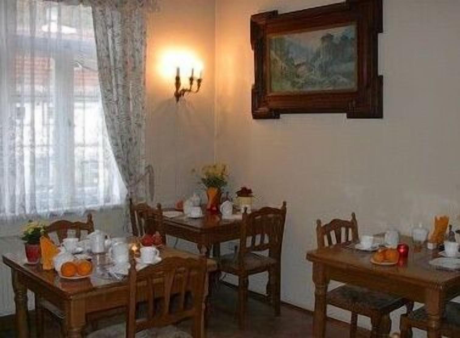 Desayuno continental diario (EUR 11 por persona)