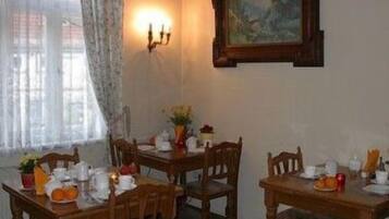 Tägliches kontinentales Frühstück (11 EUR pro Person)