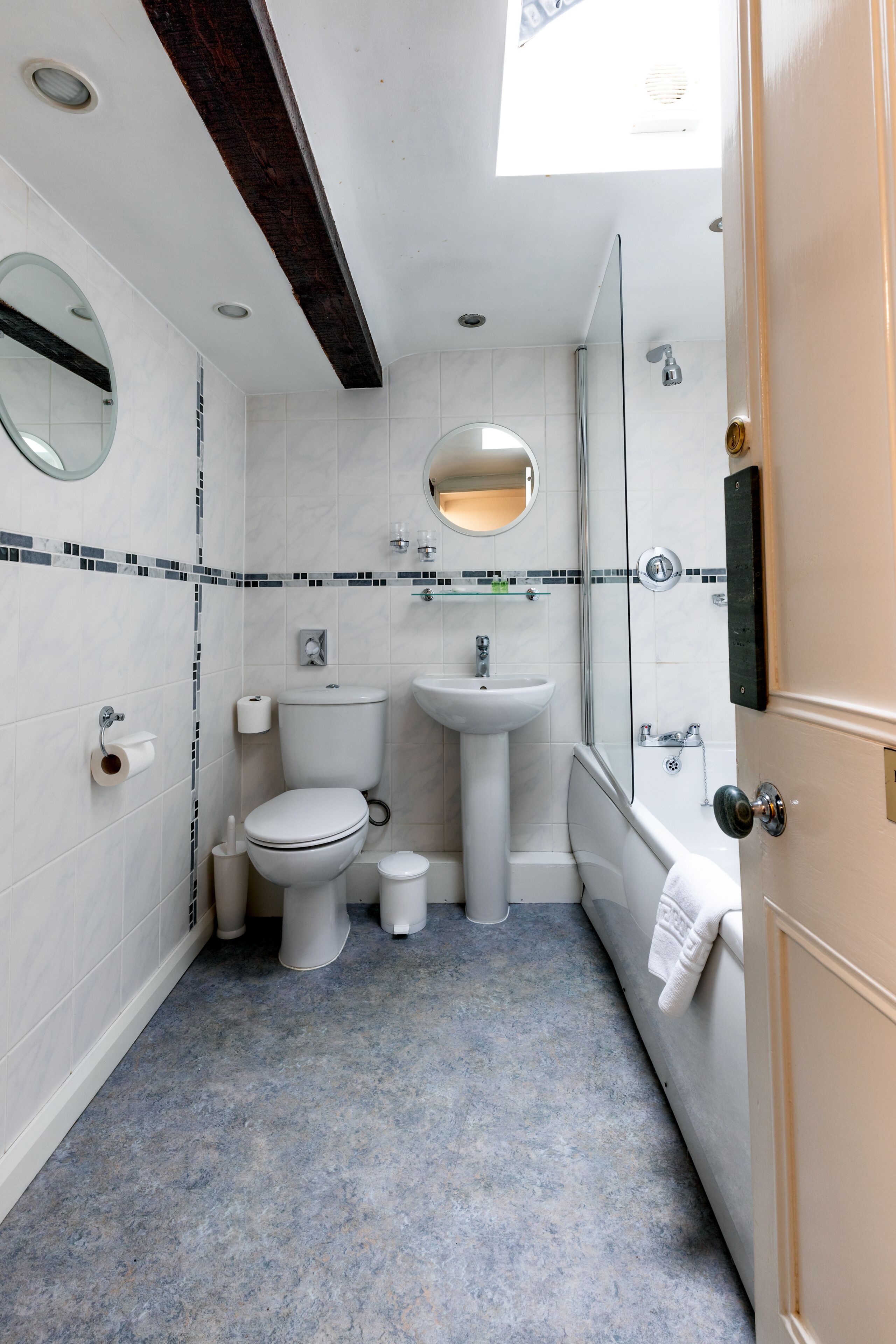 Une salle de bain avec des toilettes, un lavabo et une baignoire.