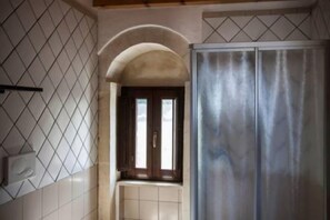 تجهيزات دش، مجففات شعر، مراحيض شطف، مناشف