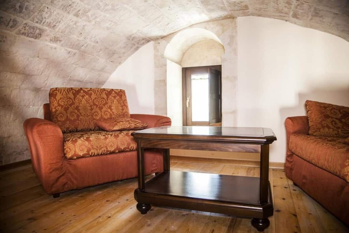 Suite, 1 queensize bed met slaapbank | 1 slaapkamer, een kluis op de kamer, een bureau