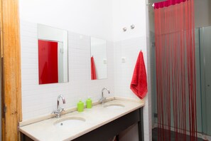 Shower, hair dryer, towels - This Is Lisbon Hostel (Lisbon)