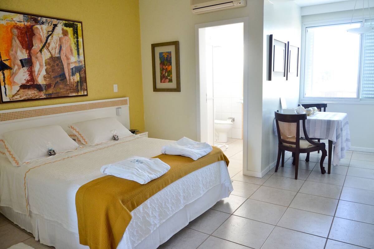 Een minibar, gratis babybedden, gratis wifi, beddengoed