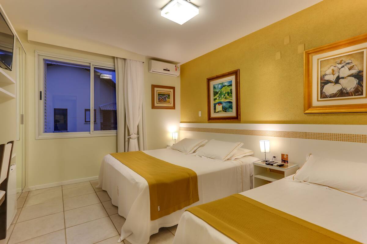 Een minibar, gratis babybedden, gratis wifi, beddengoed