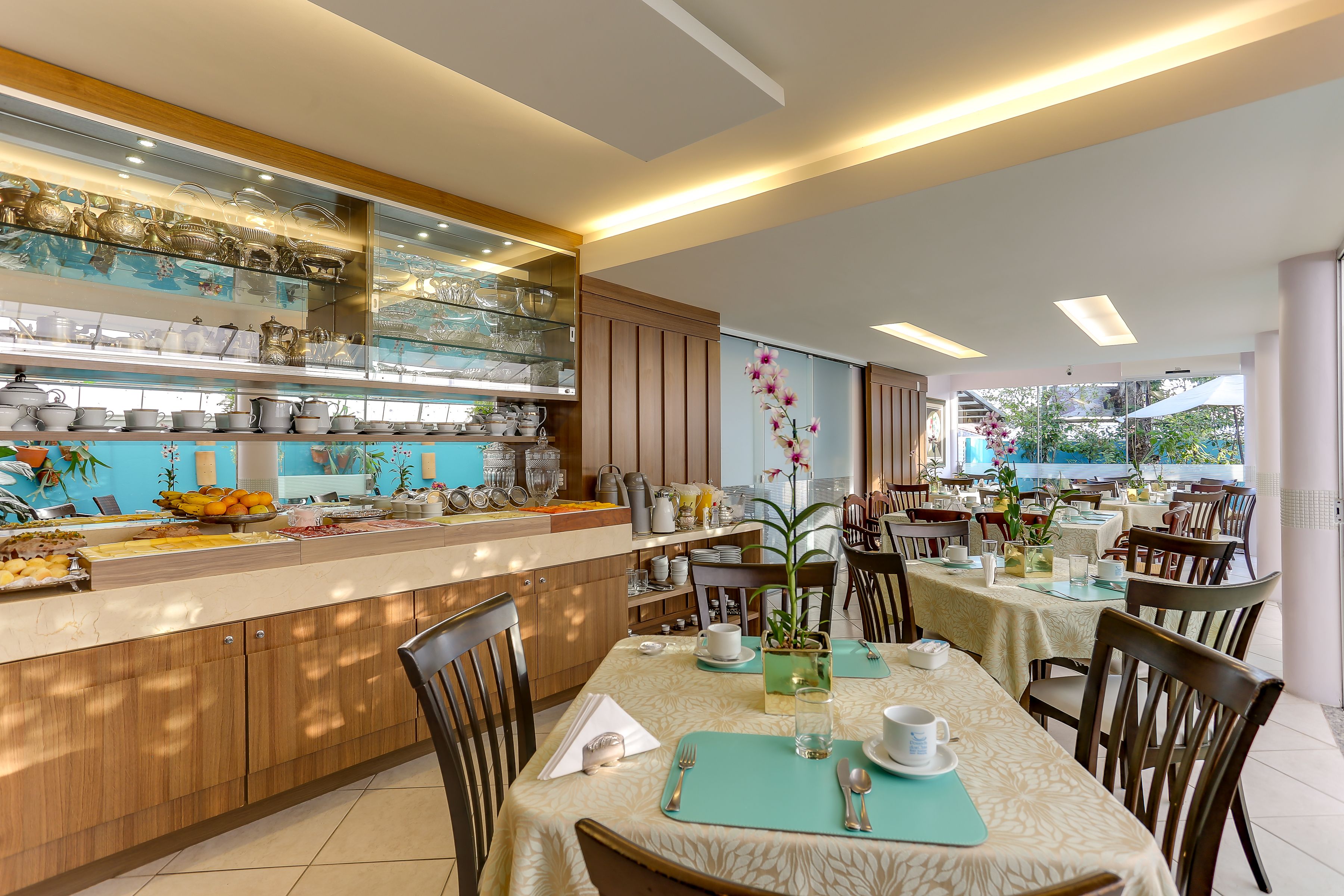 Café da manhã com buffet grátis todos os dias