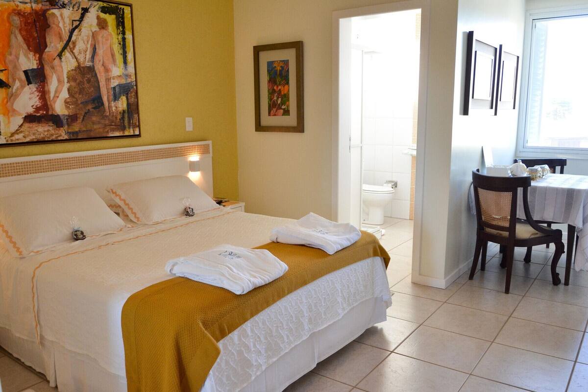 Een minibar, gratis babybedden, gratis wifi, beddengoed