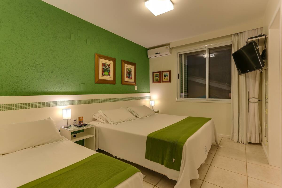 Een minibar, gratis babybedden, gratis wifi, beddengoed