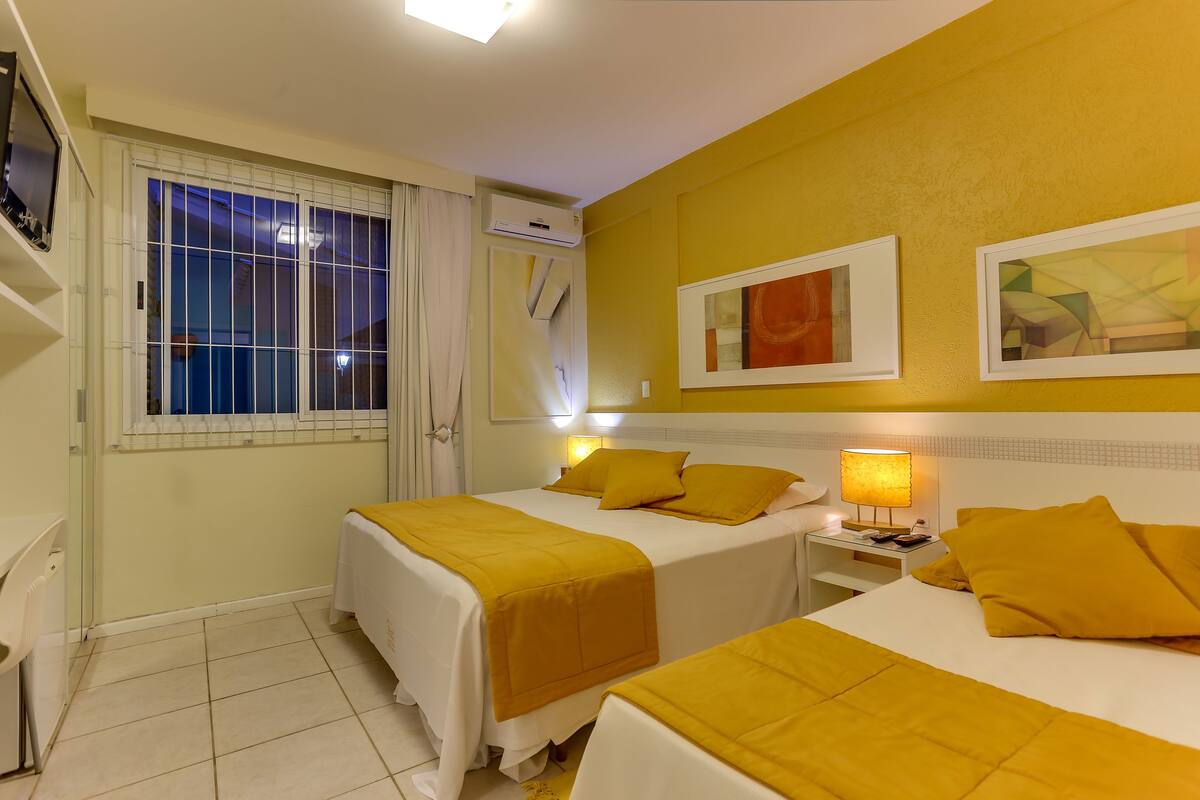 Een minibar, gratis babybedden, gratis wifi, beddengoed