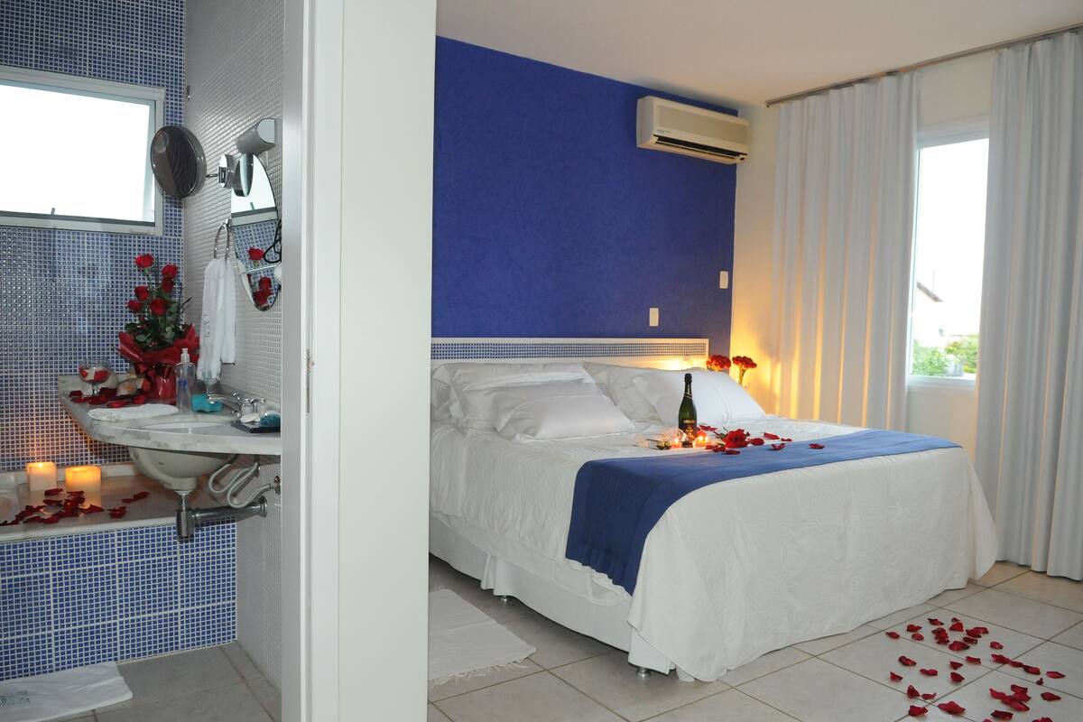 Suite, bubbelbad (Master) | Een minibar, gratis babybedden, gratis wifi, beddengoed