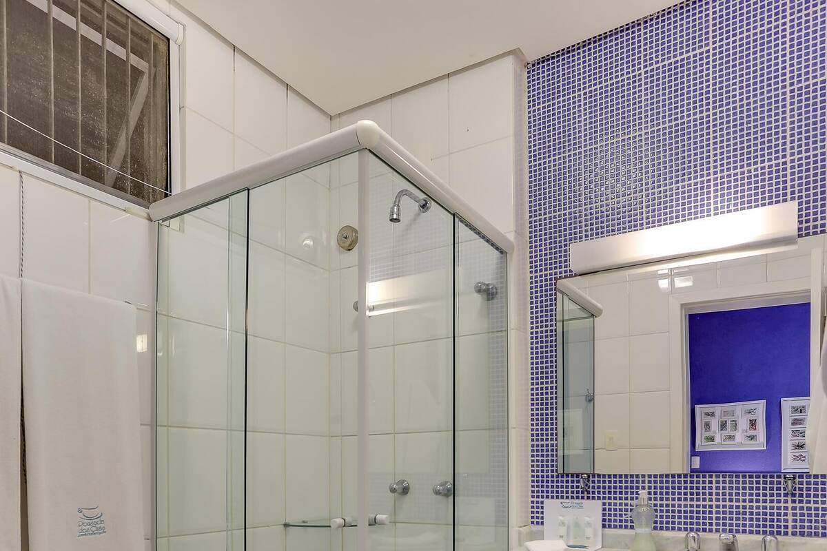 Badkamer | Gratis toiletartikelen, een haardroger, handdoeken