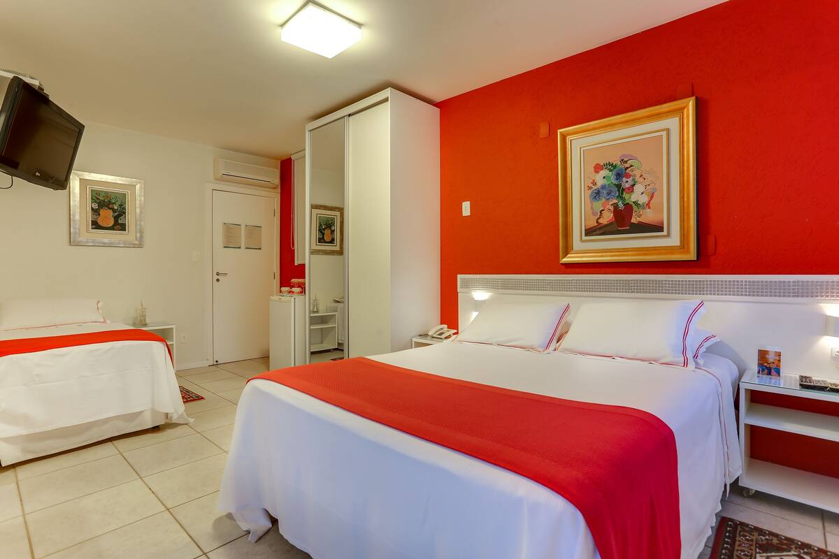 Luxe driepersoonskamer | Een minibar, gratis babybedden, gratis wifi, beddengoed