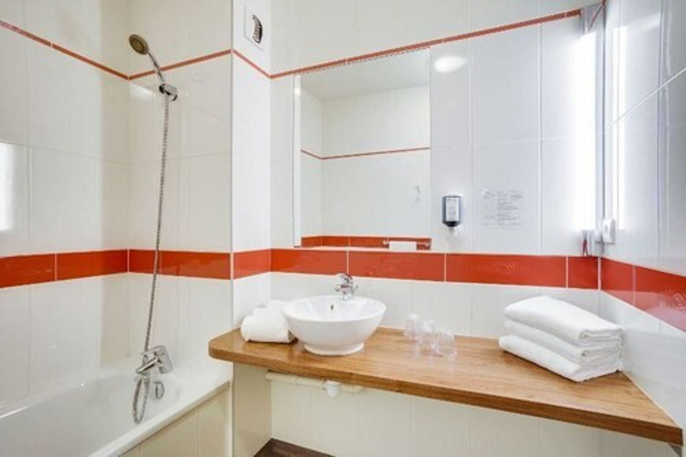 combined shower/bathtub, free toiletries, hair dryer