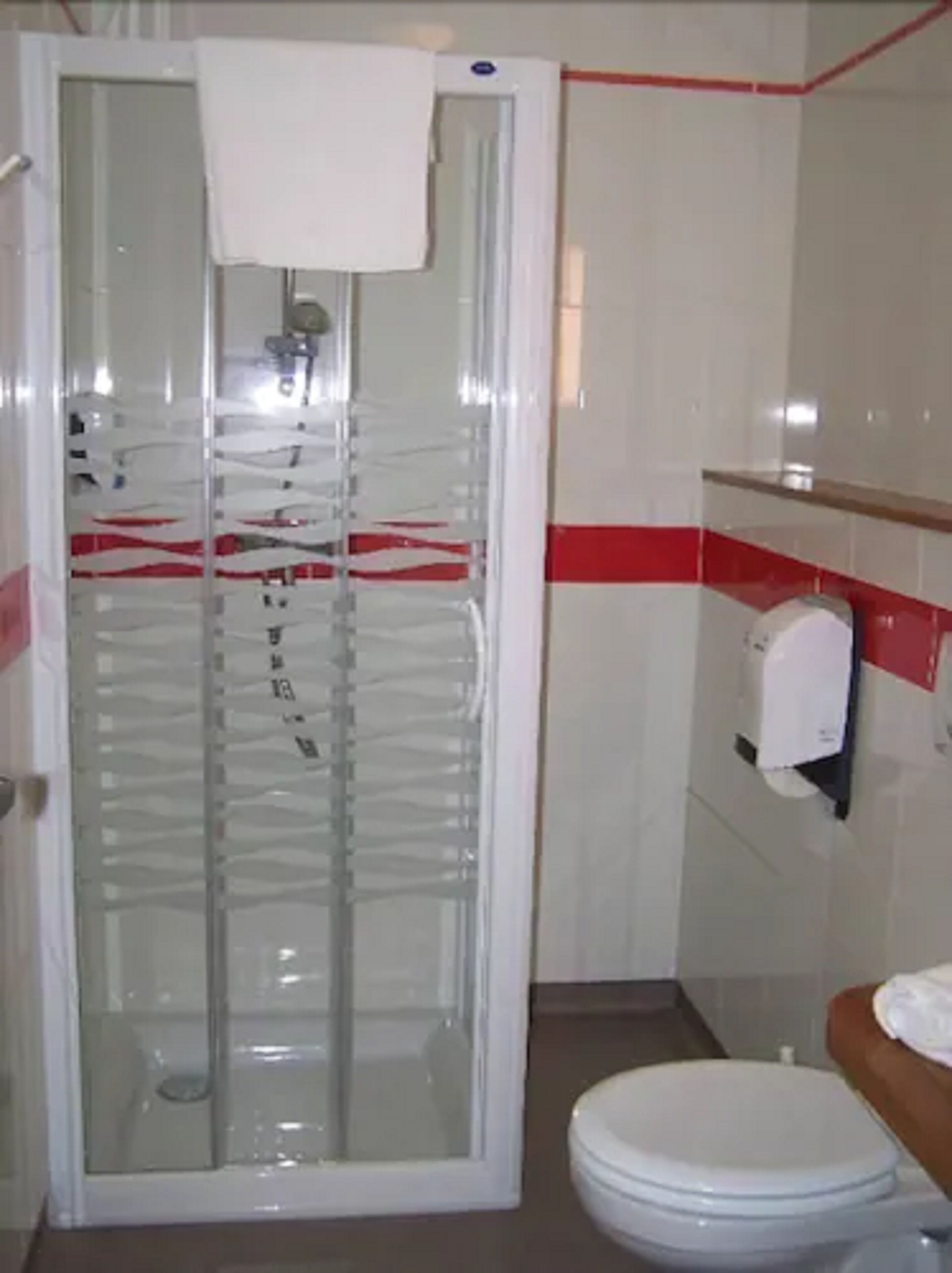 combined shower/bathtub, free toiletries, hair dryer