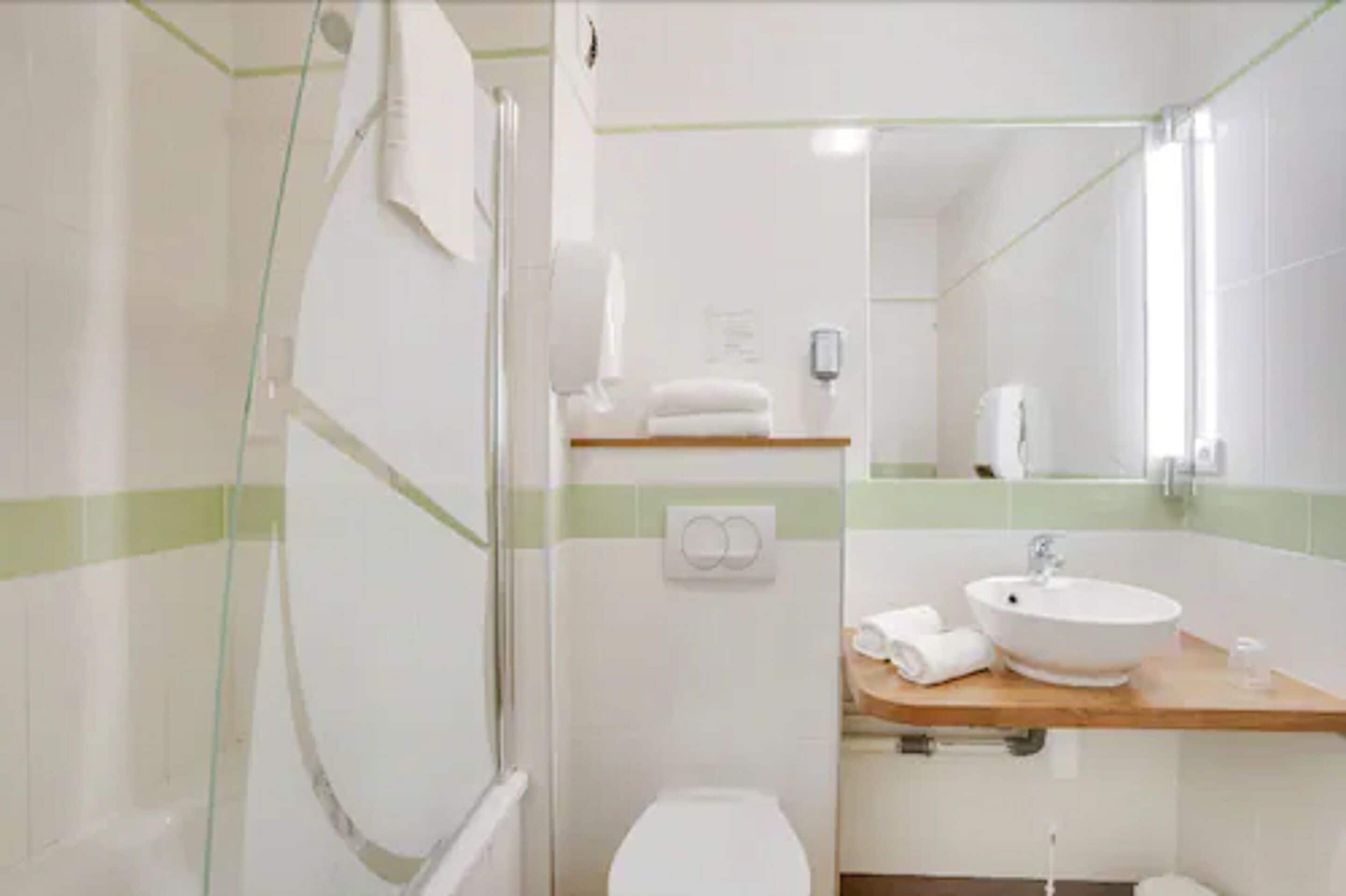 combined shower/bathtub, free toiletries, hair dryer