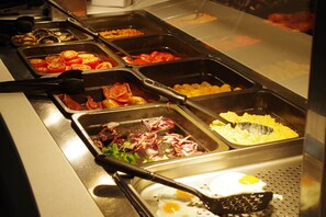 بوفيه فطور يوميًا بتكلفة قدرها (13.50 GBP للشخص)