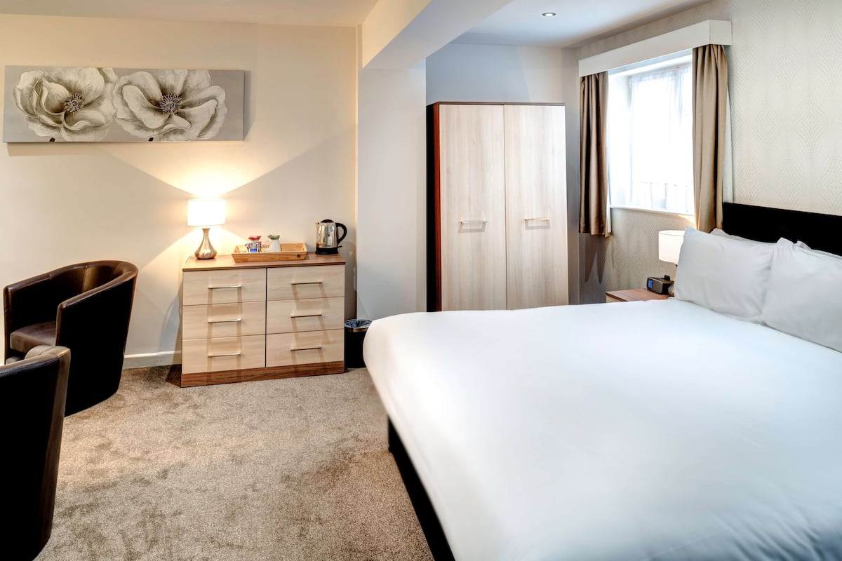 Executive Room, 1 King Bed, Non Smoking | Hypo-allergenic bedding, desk, blackout drapes, iron/ironing board