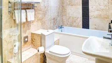Camera Superior, 1 letto king, non fumatori | Dotazioni del bagno | Set di cortesia gratuito, asciugacapelli, asciugamani