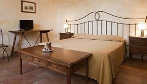 Een bureau, een strijkplank/strijkijzer, extra bedden (toeslag)