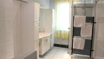 Een douche, een haardroger, handdoeken