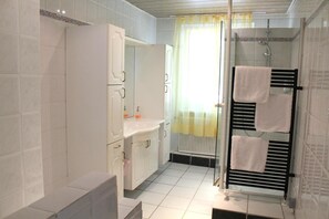 Shower, hair dryer, towels - TM Apart Hotel Essen (Essen)