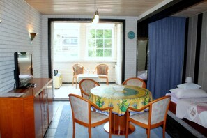 Desk, soundproofing, free WiFi, bed sheets - TM Apart Hotel Essen (Essen)
