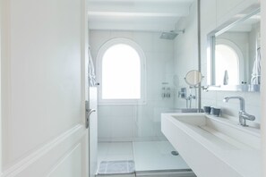 Hair dryer, bathrobes, slippers, towels - Hotel Genovese (Bonifacio)