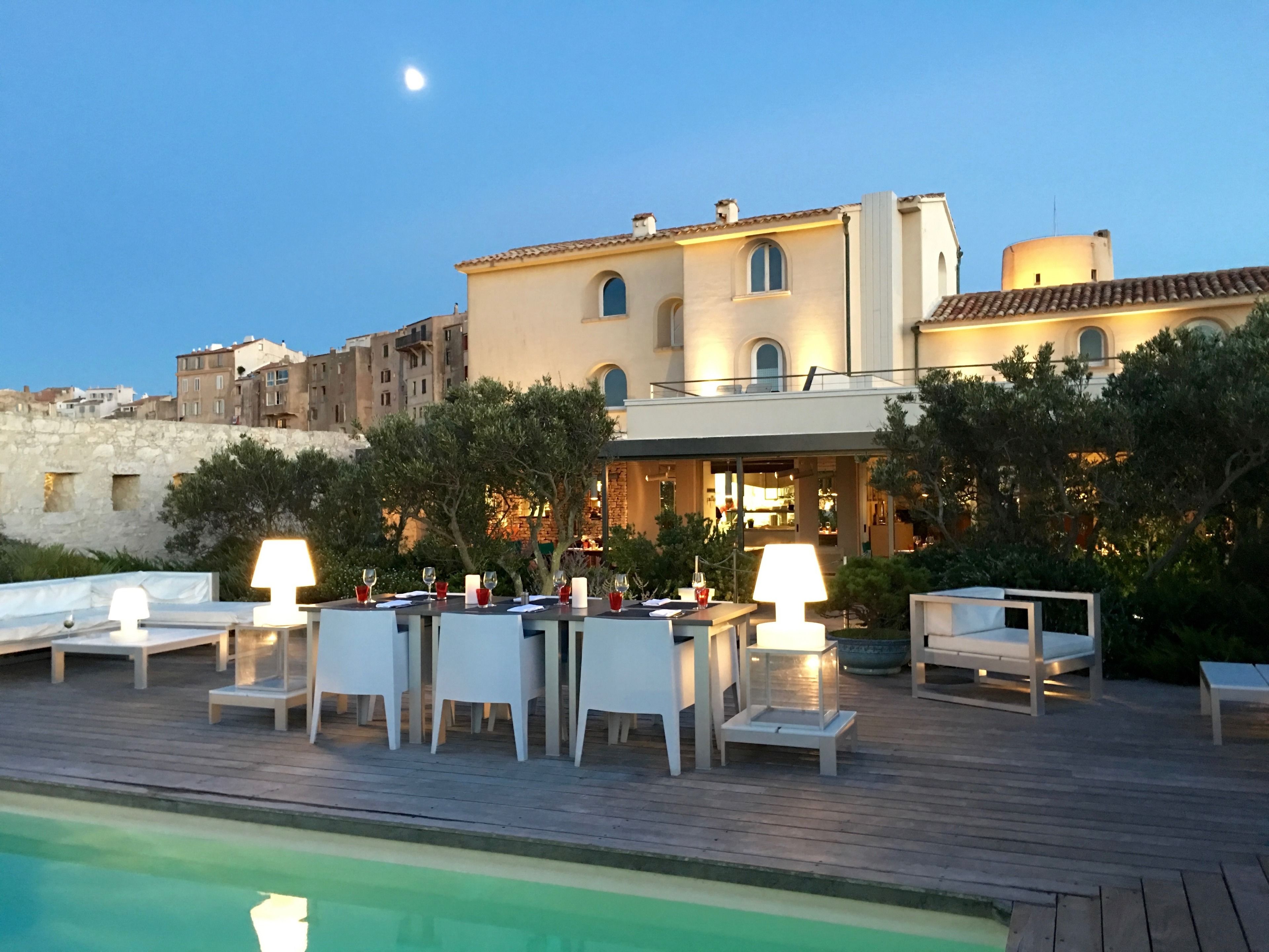 Poolside bar