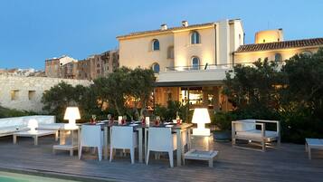 Poolside bar