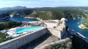 Indoor pool, outdoor pool, open 9:00 AM to 6:00 PM, sun loungers - Hotel Genovese (Bonifacio)