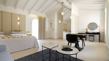 Suite, terraza | Ropa de cama de alta calidad, minibar, caja fuerte y escritorio
