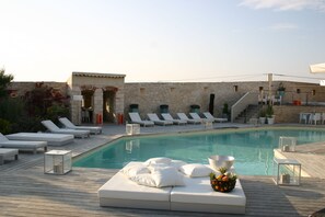 Indoor pool, outdoor pool, open 9:00 AM to 6:00 PM, sun loungers - Hotel Genovese (Bonifacio)